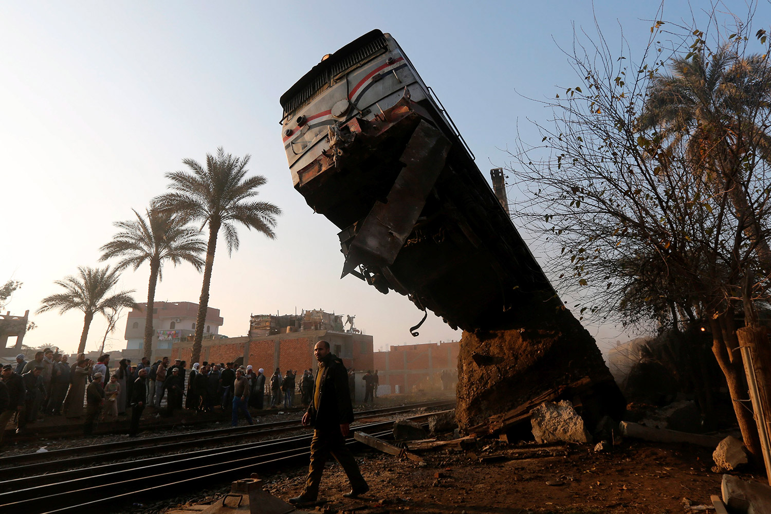 Espectacular descarrilamiento de un tren en Egipto deja más de 100 heridos