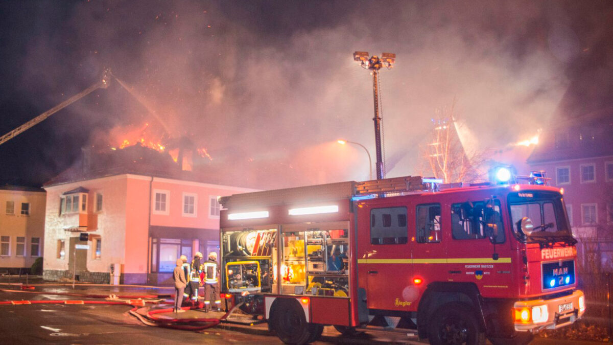 Vecinos celebran el incendio de un centro de refugiados