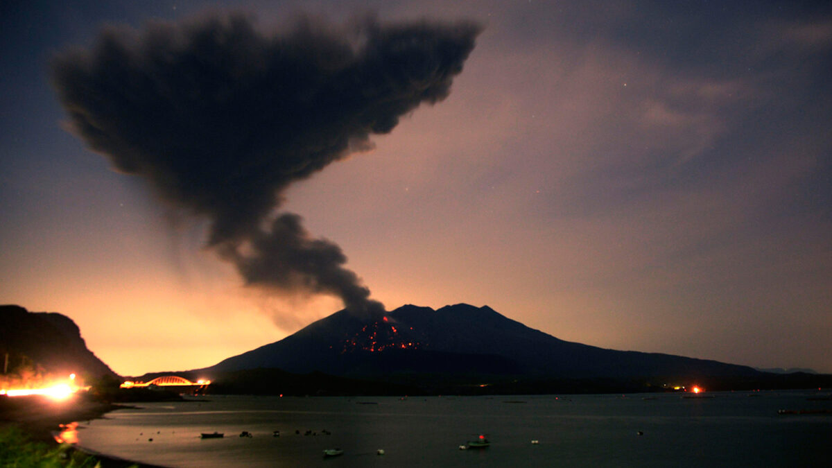 Entra en erupción un inmenso volcán a 50 kilómetros de una planta nuclear