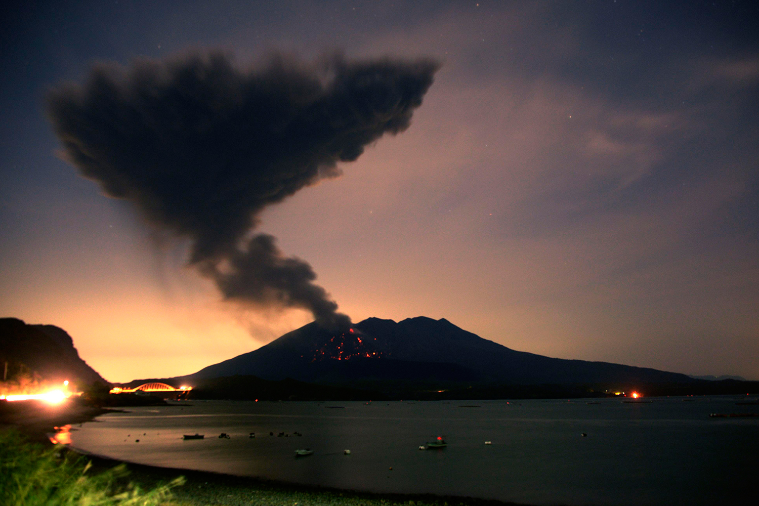 Entra en erupción un inmenso volcán a 50 kilómetros de una planta nuclear