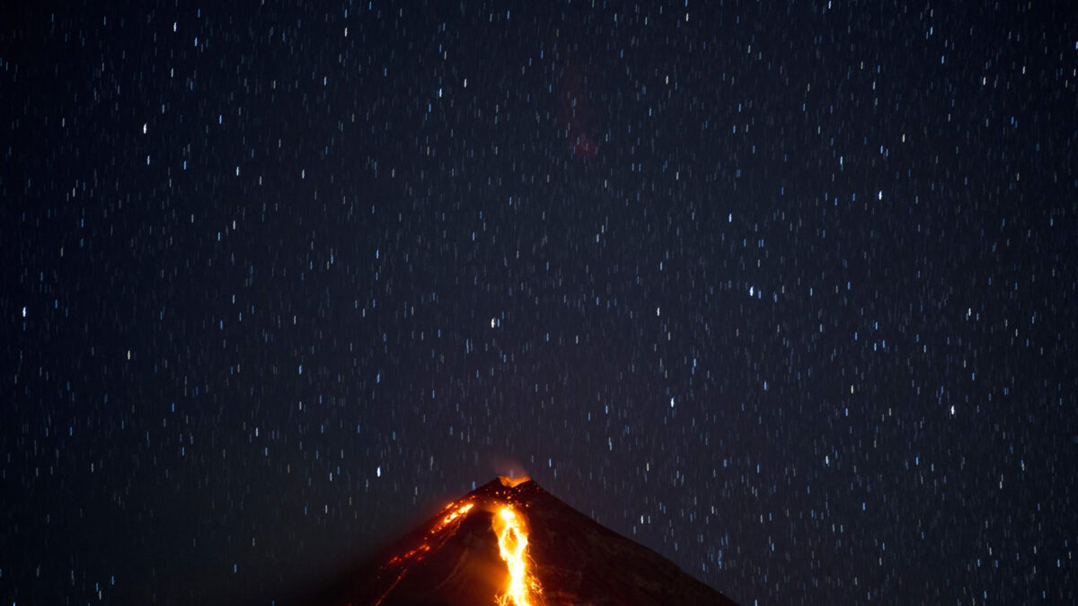 El volcán de Fuego comienza a escupir lava sobre Guatemala