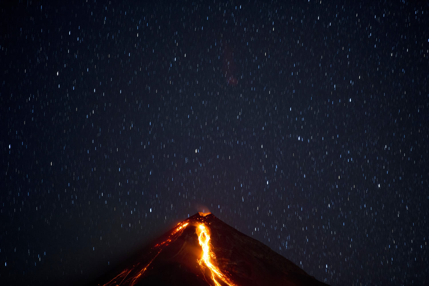 El volcán de Fuego comienza a escupir lava sobre Guatemala