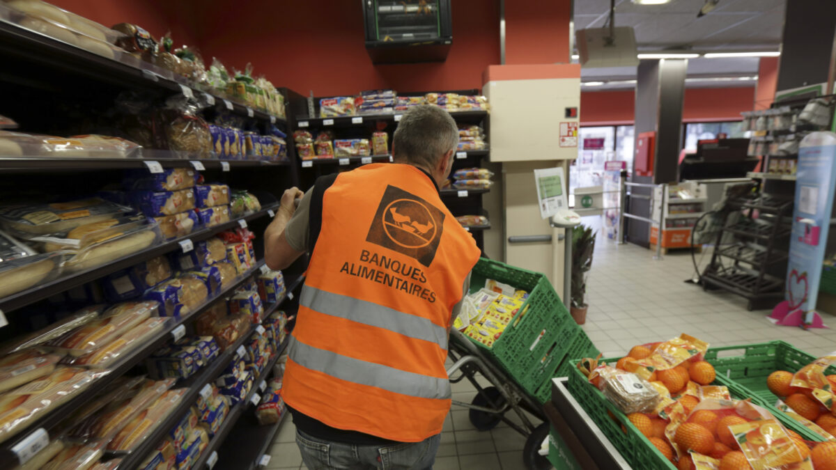 Francia prohíbe a los supermercados tirar comida