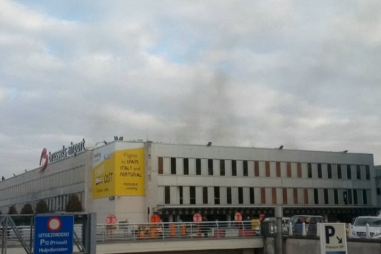 El humo negro sale del aeropuerto de Bruselas (REUTERS/Peter van Rossum)