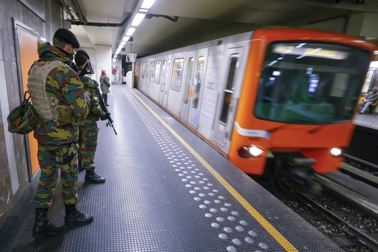 Soldados belgas patrullan el metro de Bruselas, foto de archivo (REUTERS/Yves Herman)