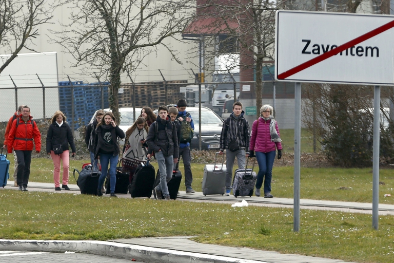 La gente sale del aeropuerto de Zaventem (REUTERS/Francois Lenoir)