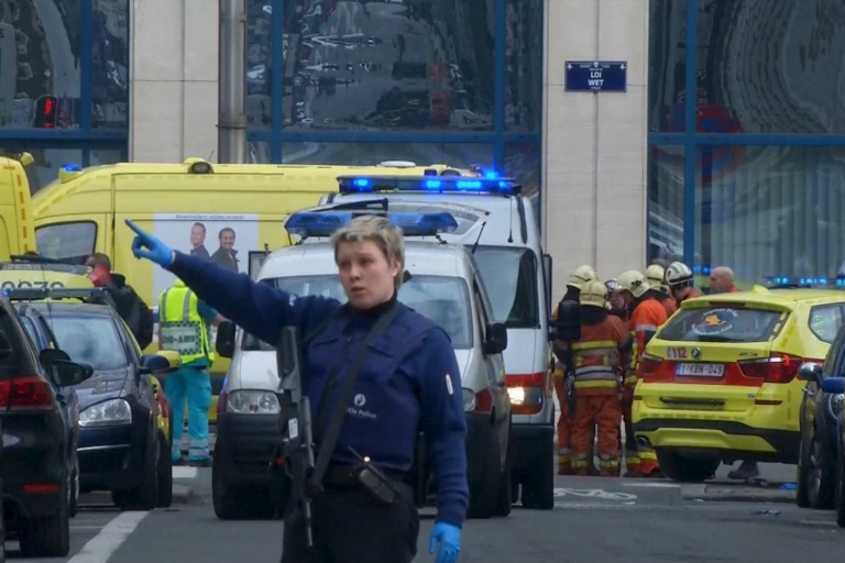 Una policía evacúa la zona del metro de Maelbeek (REUTERS/Reuters TV)