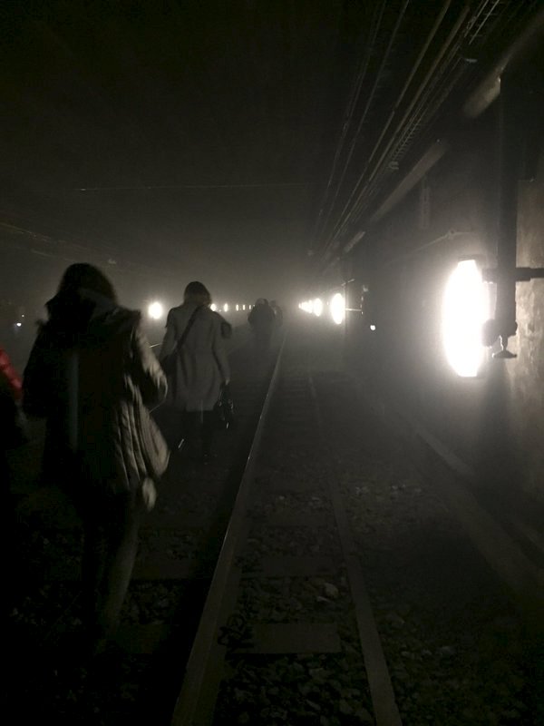 Los pasajeros son evacuados por las vías del metro de Bruselas (REUTERS/Courtesy @OSOSXE via Twitter/Handout)