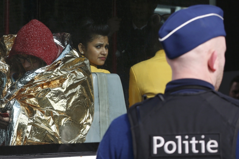 Viajeros son transportados del aeropuerto de Zaventem (REUTERS/Francois Lenoir)