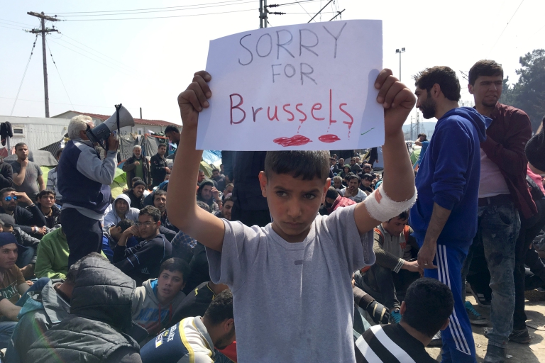 Un refugiado sostiene un cartel que dice "Lo siento por Bruselas", en una protestas por el cierre de la frontera entre Grecia y Macedonia (REUTERS/Fedja Grulovic)