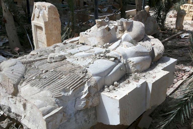 Los restos de la estatua del León de Al-Lat a la entrada del museo histórico. (REUTERS/SANA)