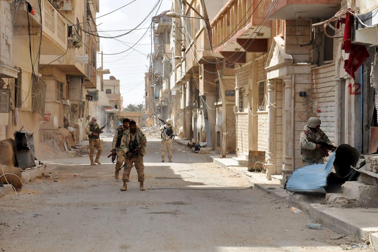 Los edificios de la ciudad nueva destrozados en los combates entre las tropas sirias y el Estado Islámico. (REUTERS/SANA)