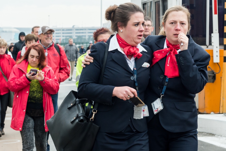 Dos azafatas, muy afectadas, son evacuadas del aeropuerto (AP Photo/Geert Vanden Wijngaert)