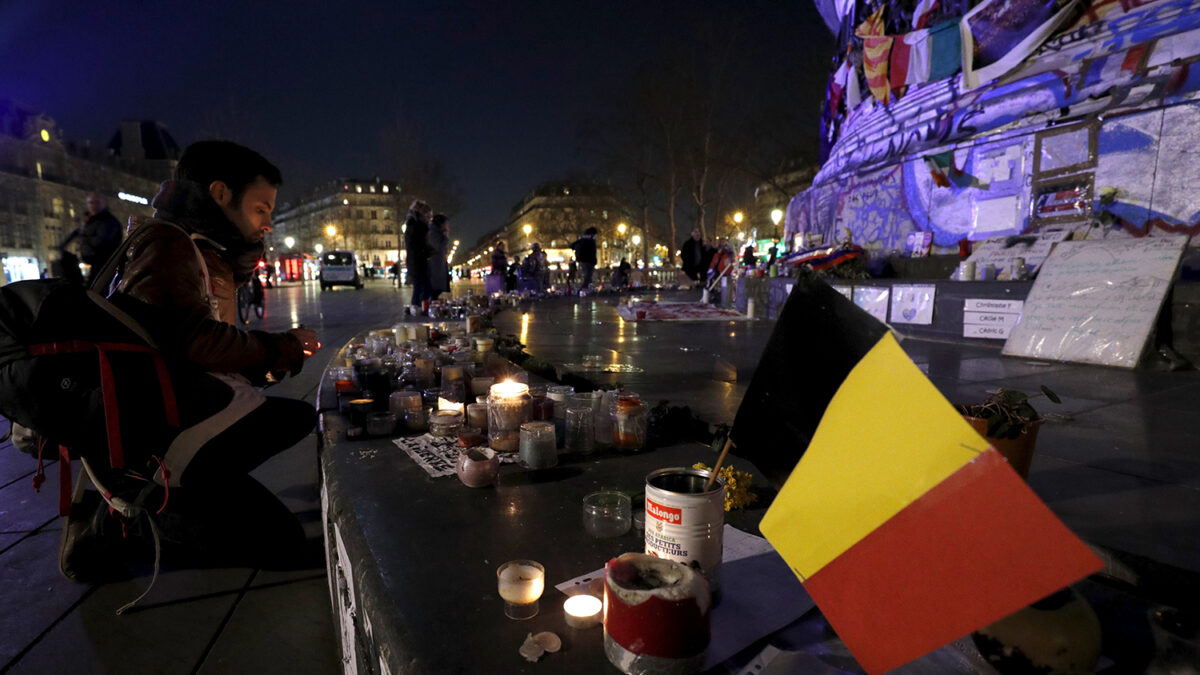 Mensajes de solidaridad llenan el centro de Bruselas tras atentados