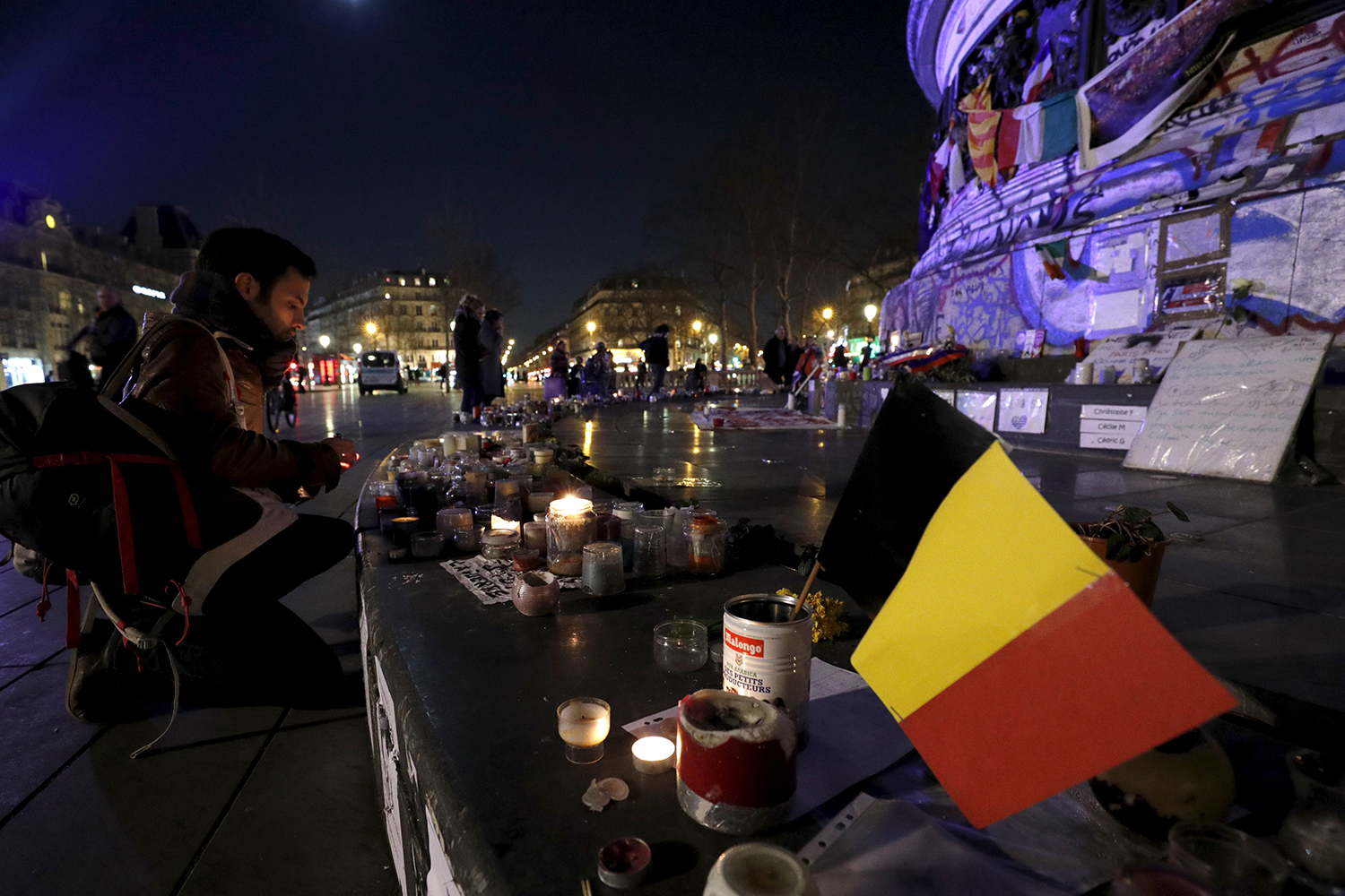 Mensajes de solidaridad llenan el centro de Bruselas tras atentados