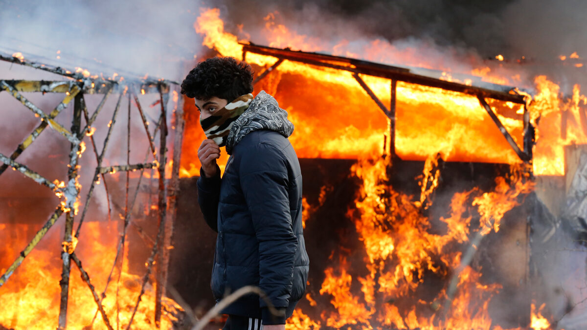 Desmantelan ‘La Jungla’, el campamento de refugiados de Calais