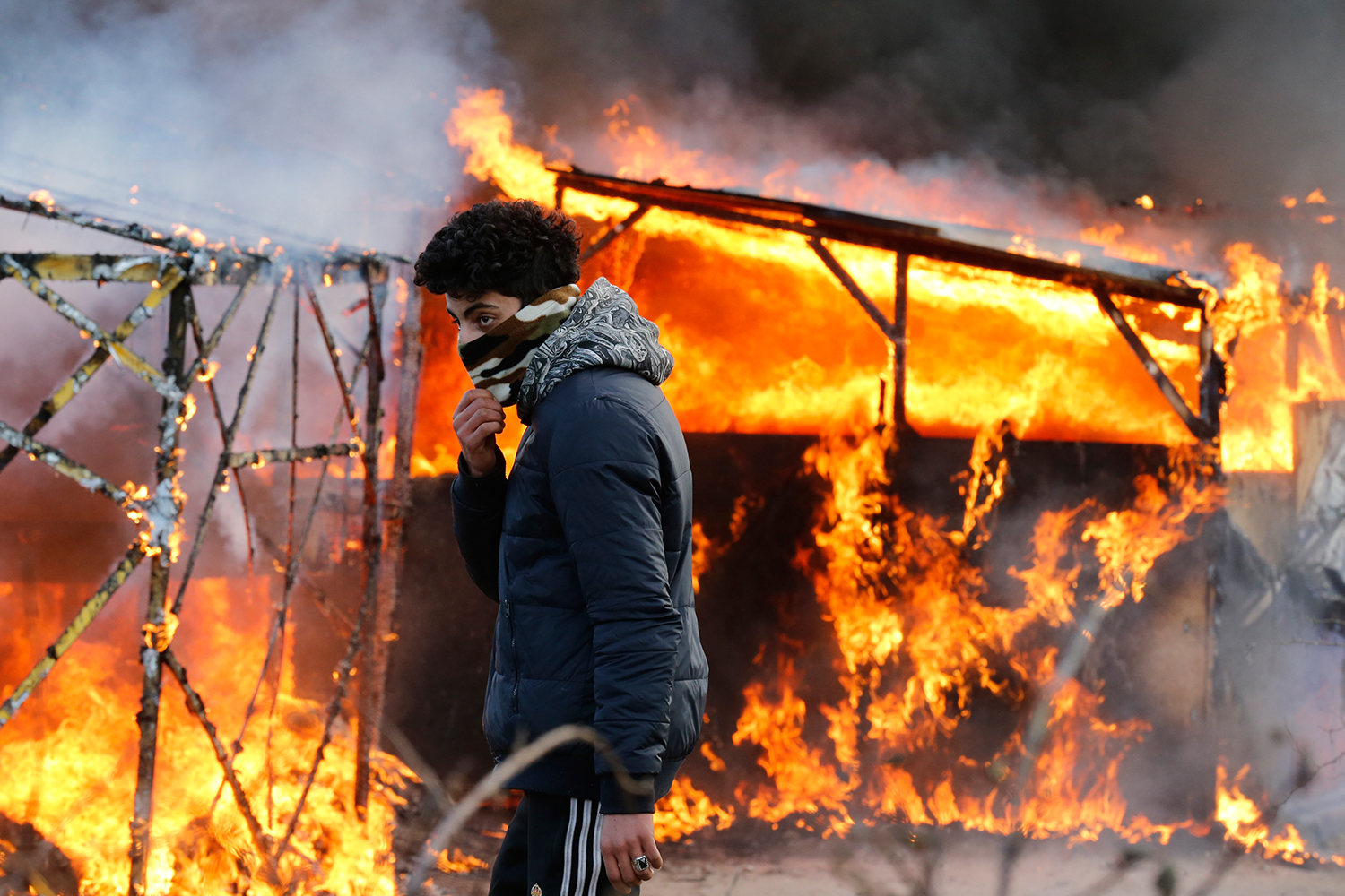 Desmantelan 'La Jungla', el campamento de refugiados de Calais
