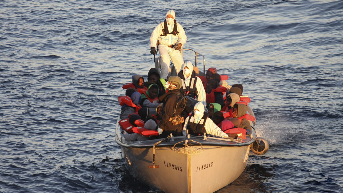 Las mafias del Mediterráneo aceleran: Italia rescata a 1500 inmigrantes en 48 horas