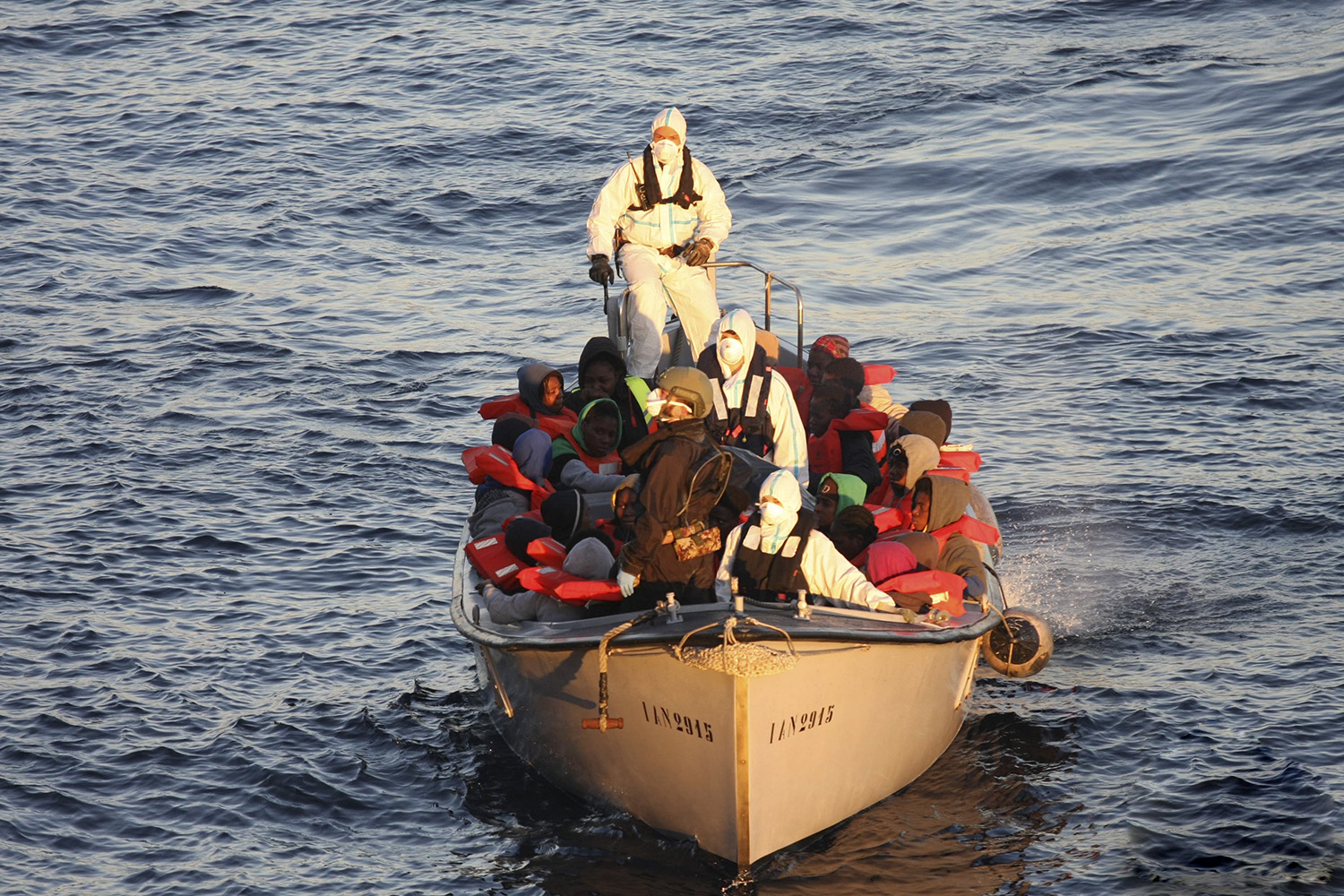 Las mafias del Mediterráneo aceleran: Italia rescata a 1500 inmigrantes en 48 horas