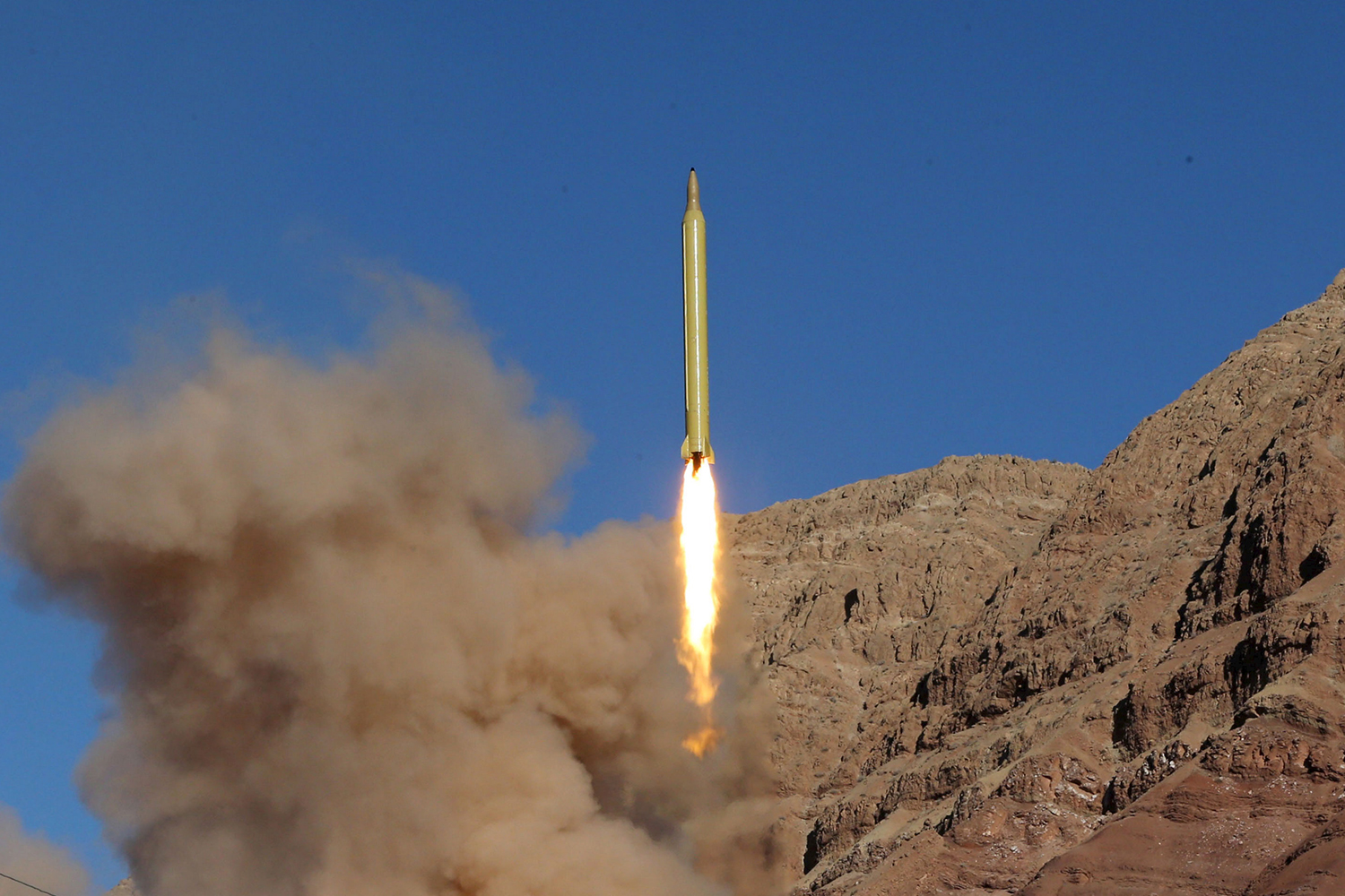 Irán dispara misiles tatuados en hebreo: "Israel debe ser eliminado"