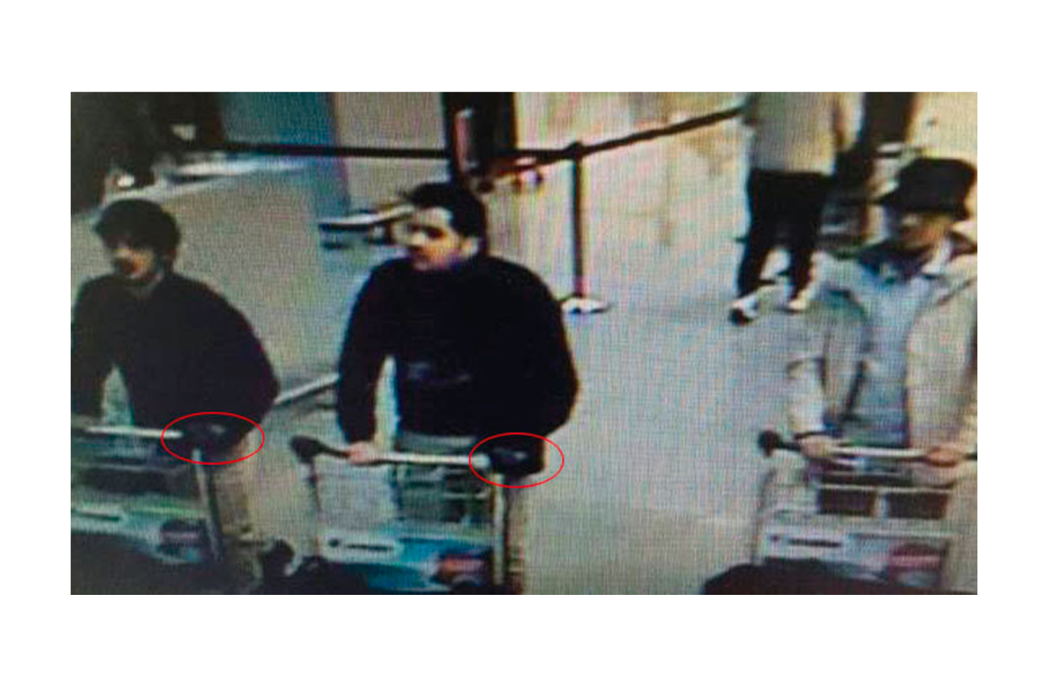 Difunden una imagen de los tres posibles sospechosos del atentado del aeropuerto