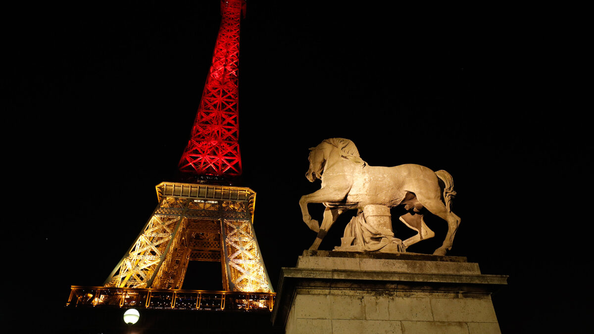 Se iluminan monumentos con colores de la bandera de Bélgica