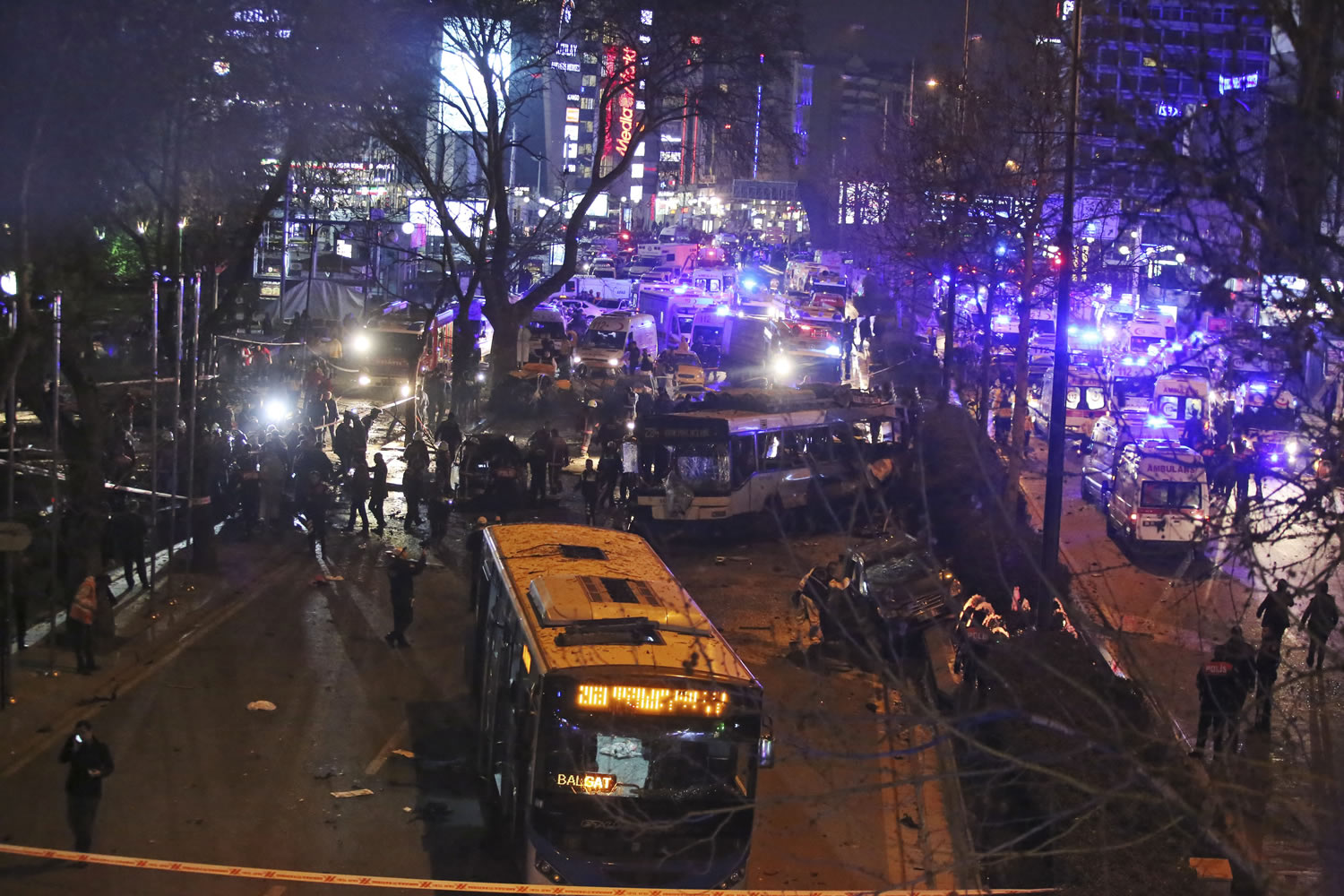 27 muertos y 75 heridos en un gran atentado en el centro de Ankara