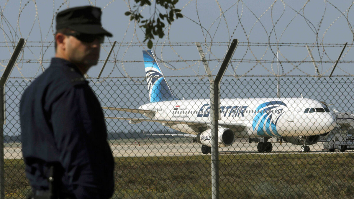 Secuestran un avión en Egipto con 81 pasajeros