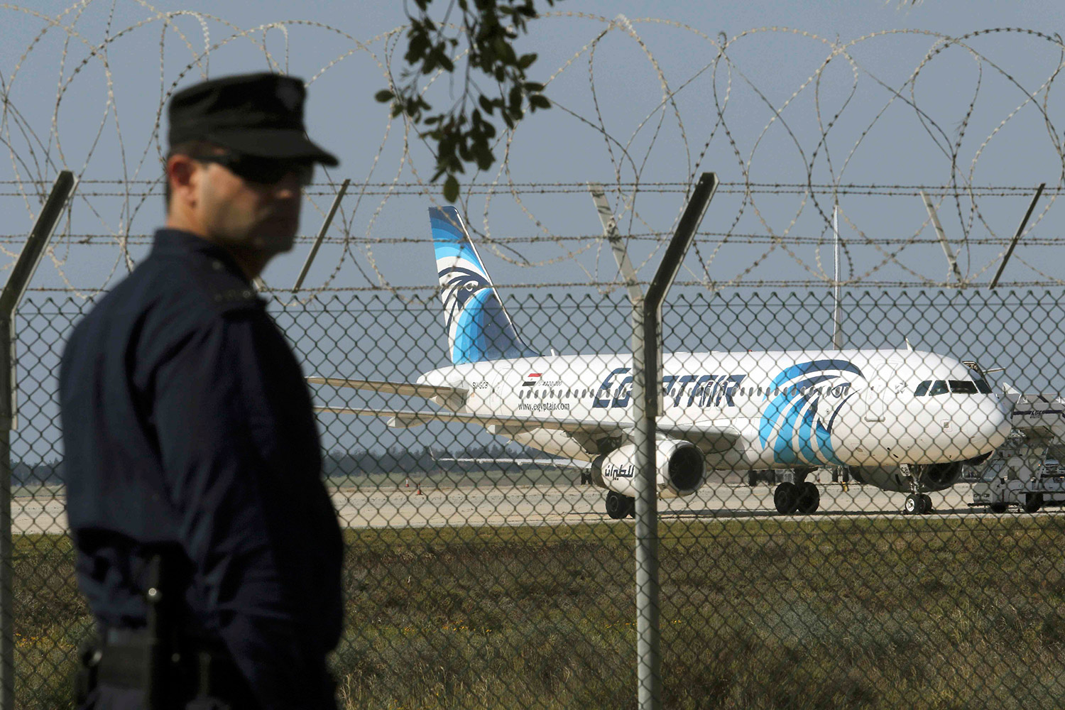 Secuestran un avión en Egipto con 81 pasajeros