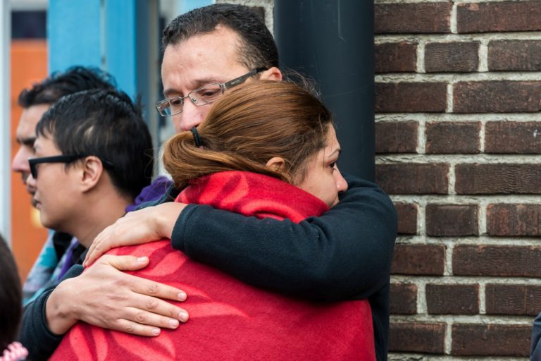 Dos víctimas se abrazan en las inmediaciones de la estación de metro (AP Photo/Geert Vanden Wijngaert)