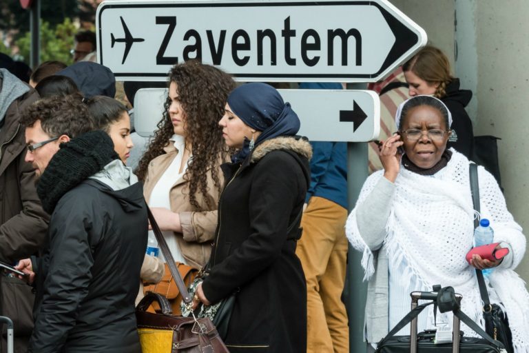 Varios evacuados del aeropuerto de Bruselas (AP Photo/Geert Vanden Wijngaert)