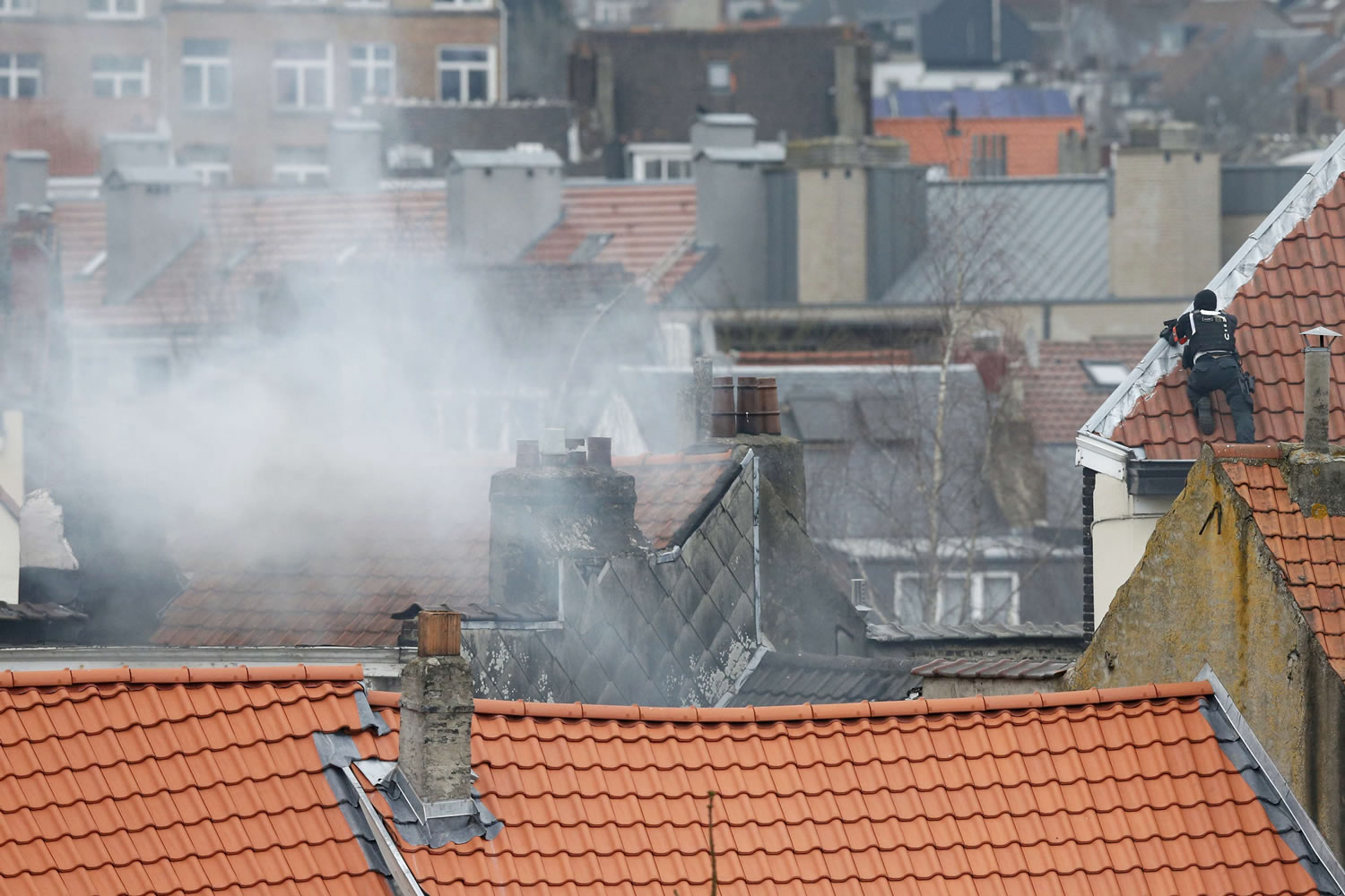La policía asalta la trinchera de  los terroristas en Bruselas tras evacuar una guardería