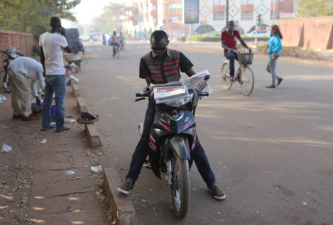 Musulmanes y católicos forman milicias para proteger las calles en Burkina Faso