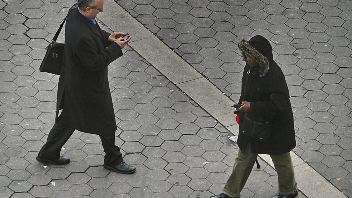 Cárcel por caminar por la calle mirando el móvil