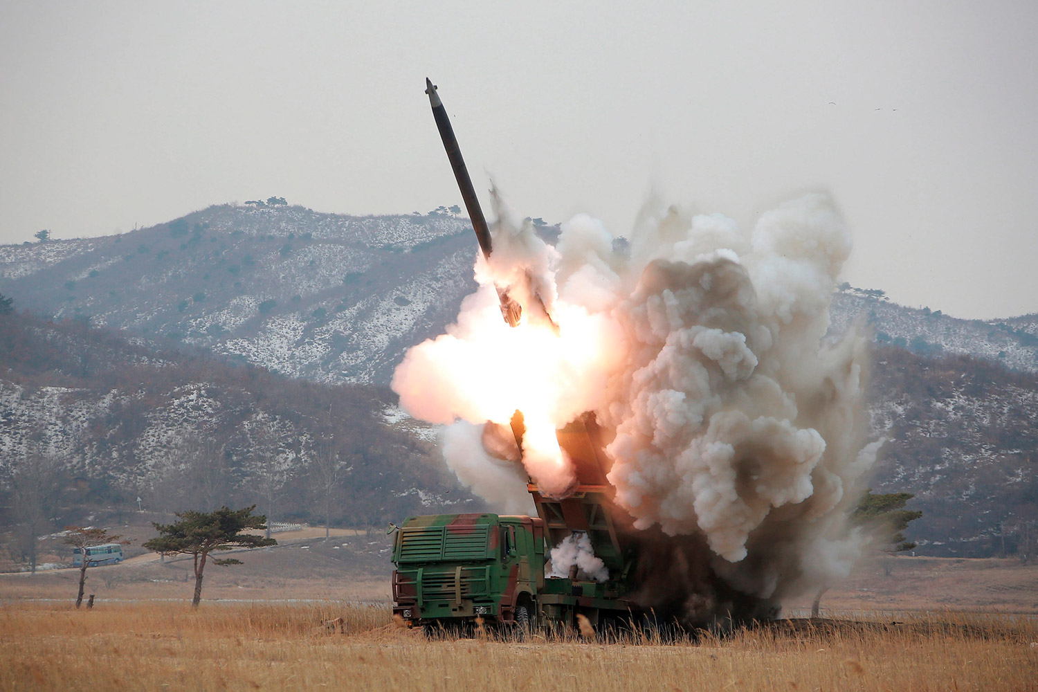 Corea del Norte lanza dos misiles en dirección de Japón