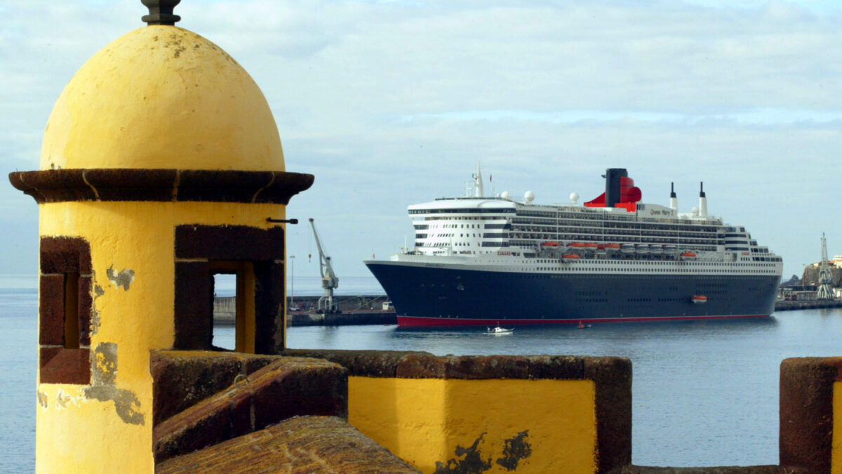 Casi muere al tratar de volver a nado a su crucero tras discutir con su pareja