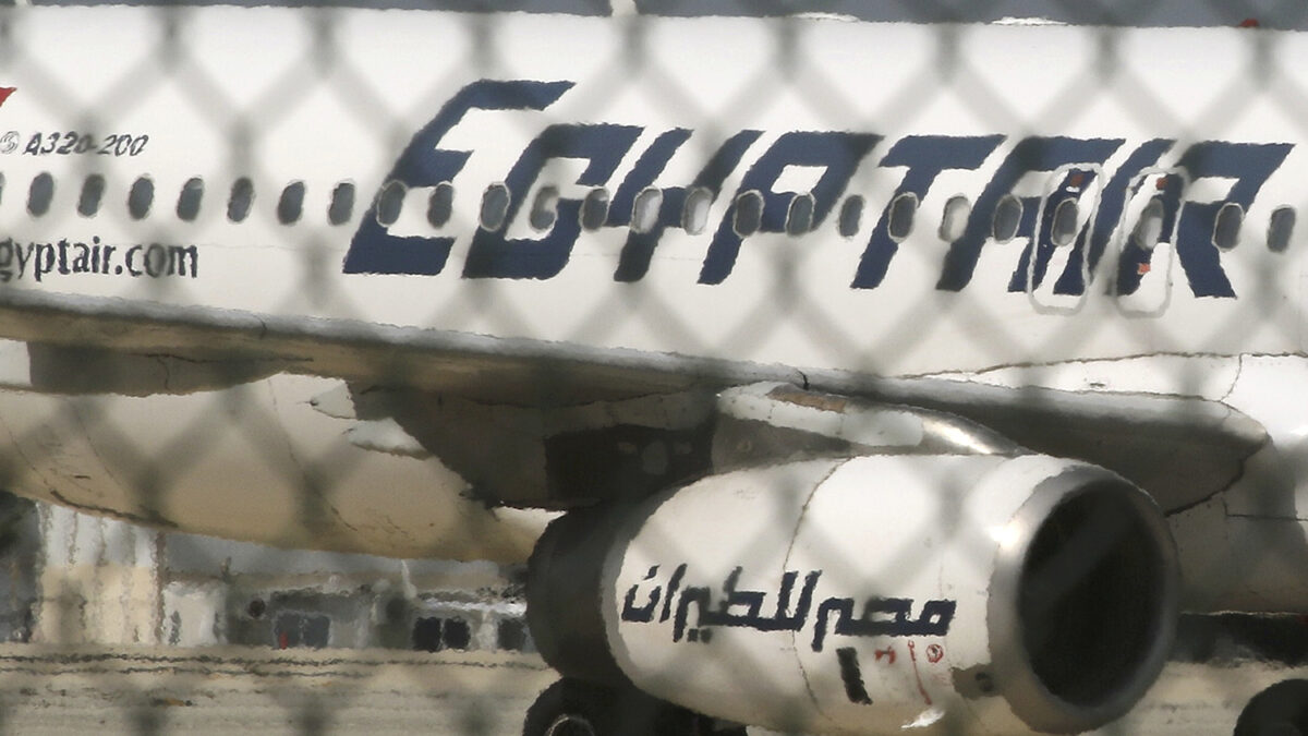 El secuestrador de EgyptAir lanzó una carta a su ex mujer chipriota desde el avión