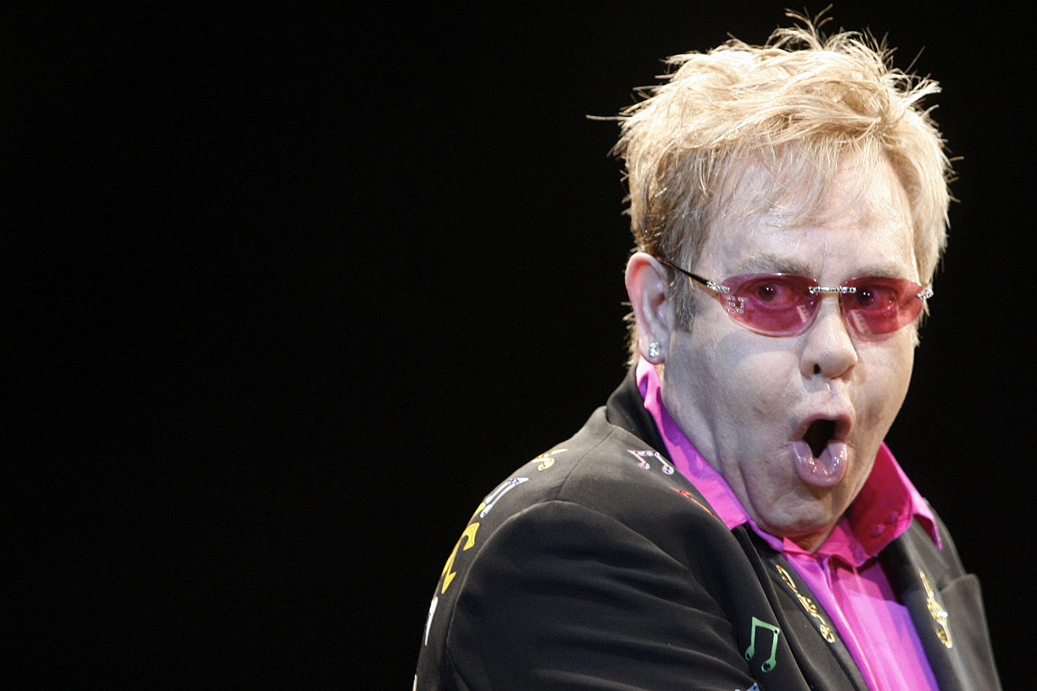 El guardaespaldas de Elton John le demanda por acoso sexual