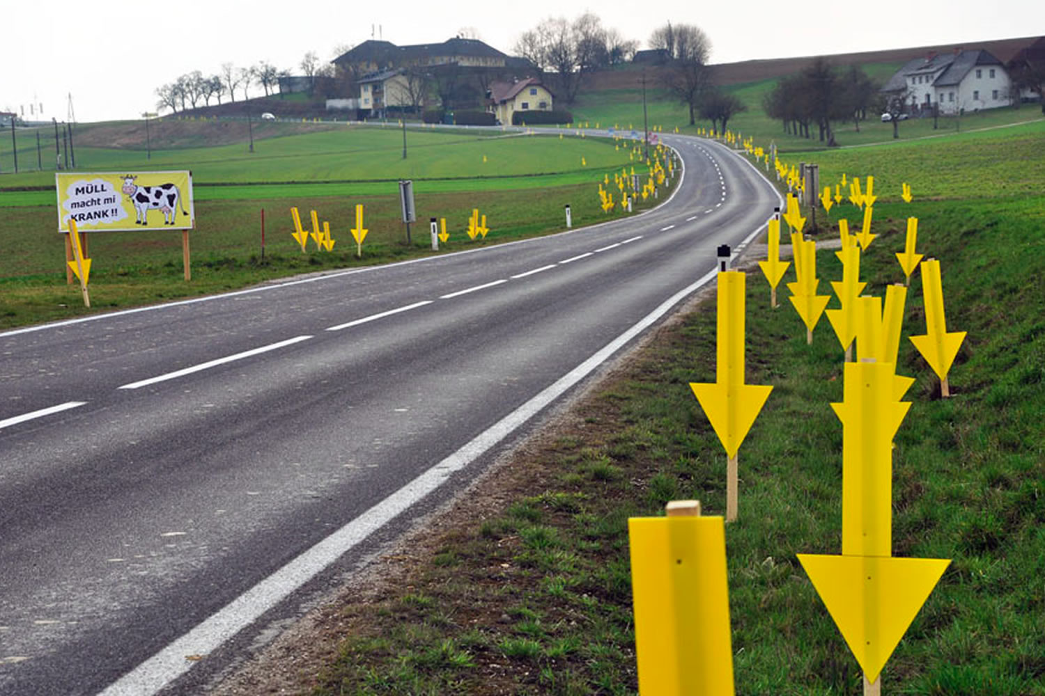 Aparecen cientos de enormes flechas amarillas en un pueblo de Austria