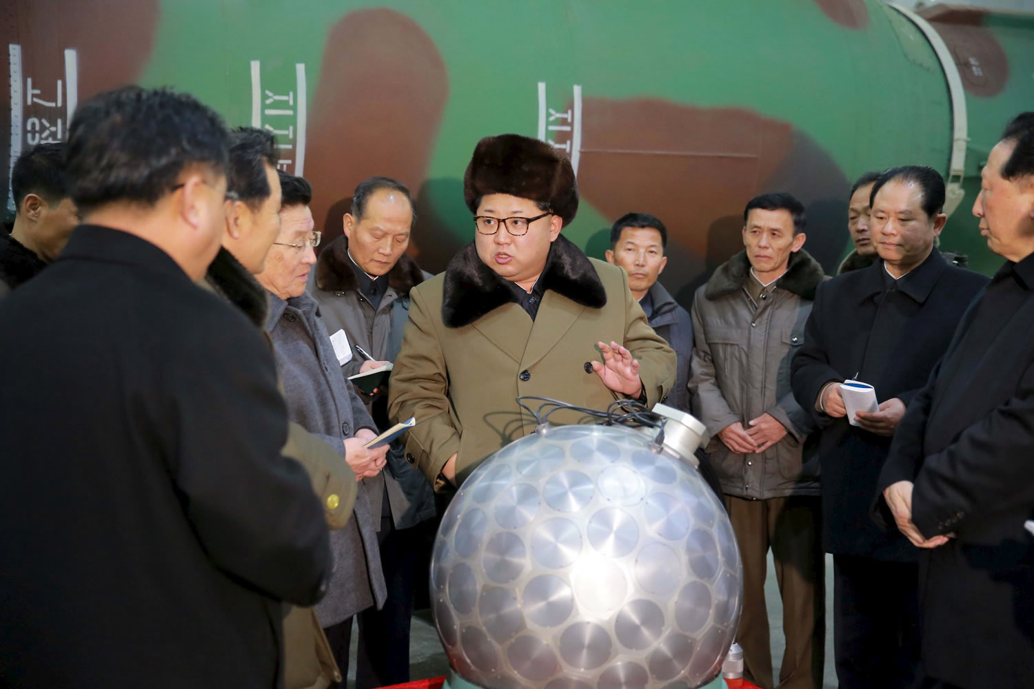 Kim Jong Un posa coqueto con una bomba nuclear