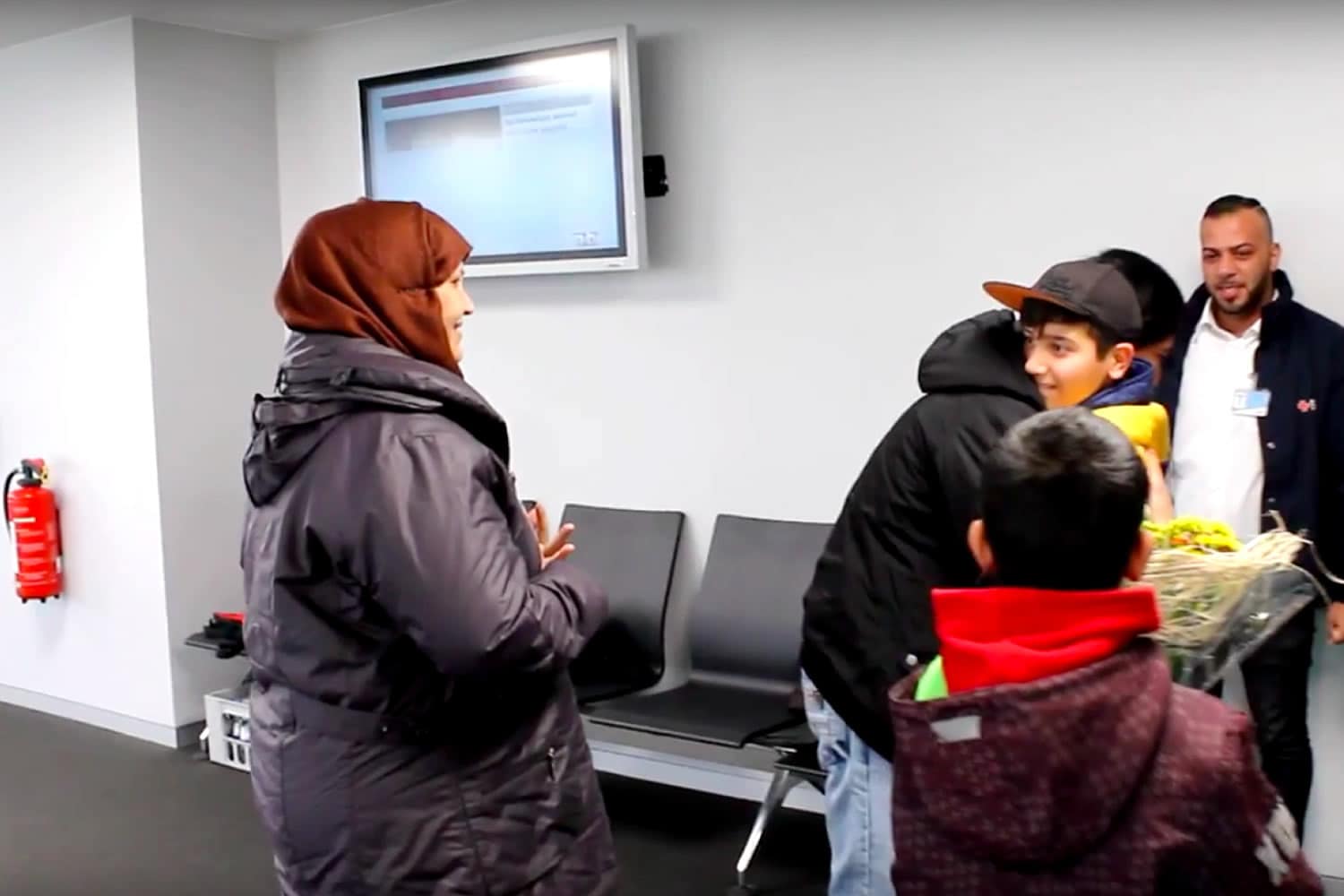 Mahdi, el niño refugiado dado por muerto, se reúne con sus padres