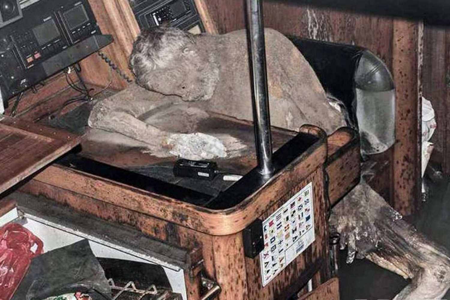 Enigma sobre el hallazgo de un yate fantasma con su capitán momificado en su interior