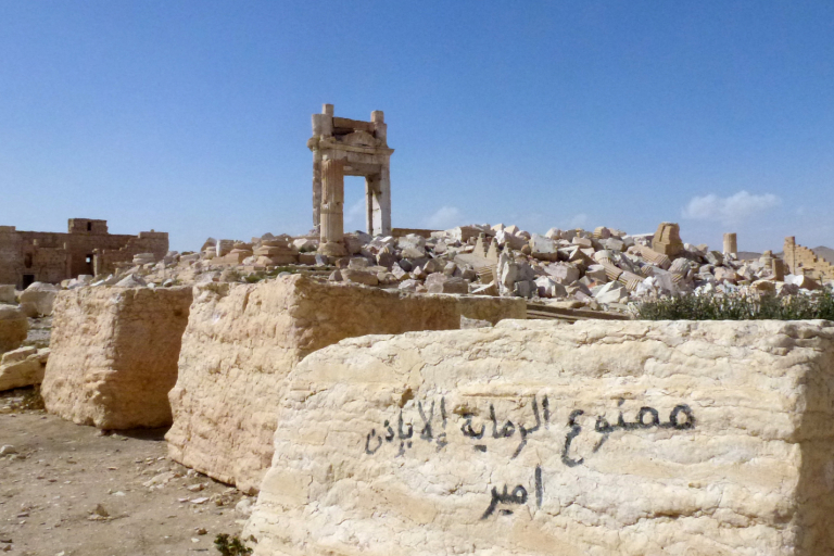 Una pintada en árabe en una piedra cerca del templo de Bel: "está prohibido disparar sin el permiso del jefe". ( Maher AL MOUNES / AFP)