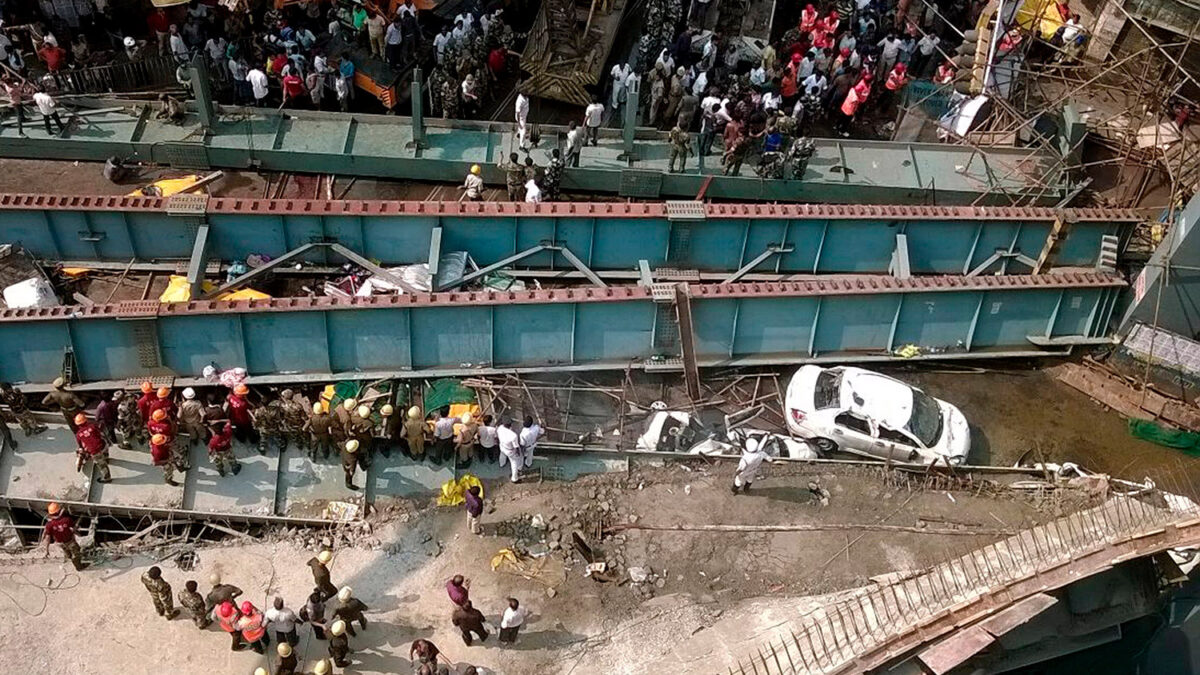 Diez fallecidos y 150 atrapados tras derrumbarse un puente en Calcuta