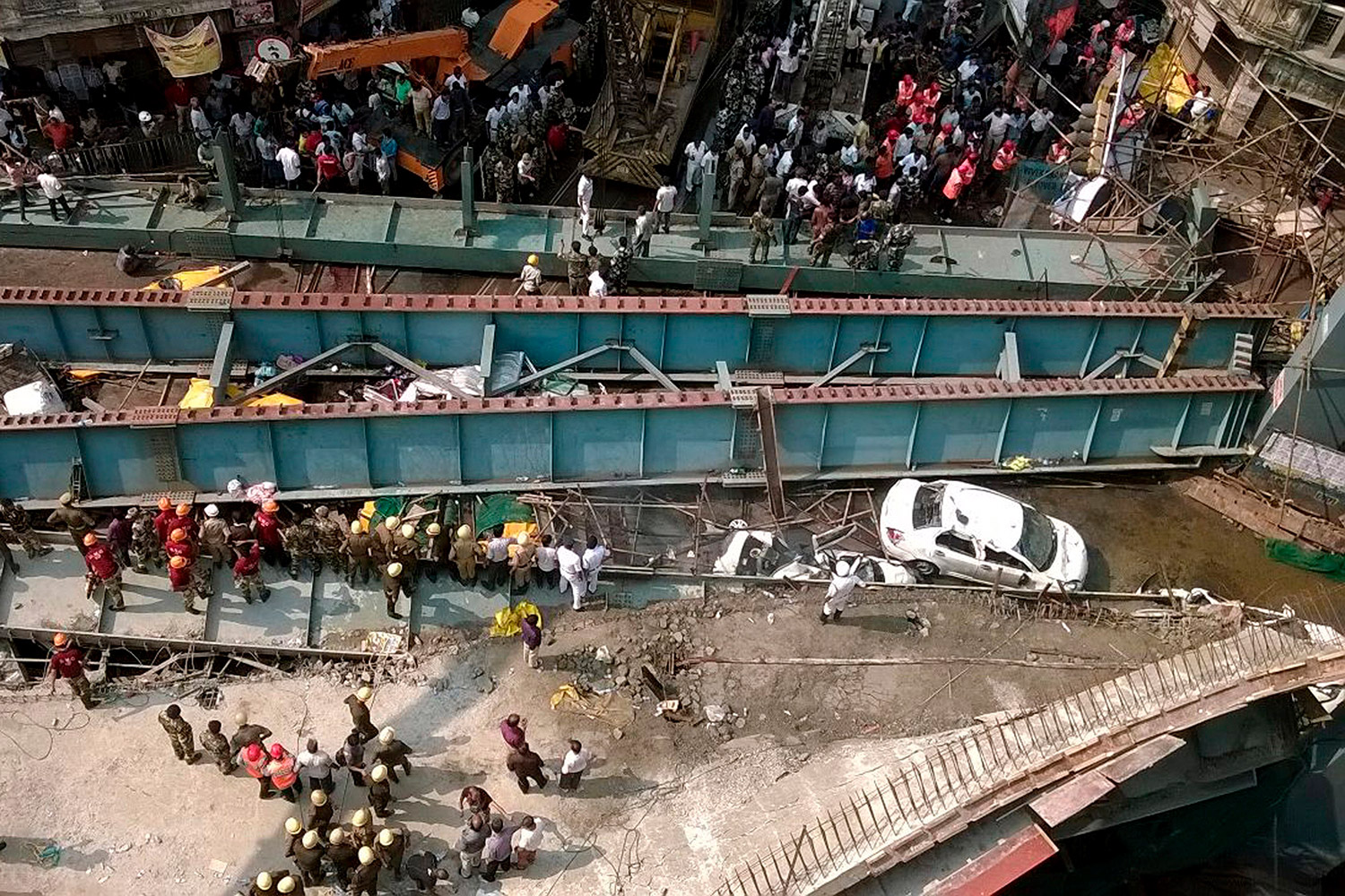 Diez fallecidos y 150 atrapados tras derrumbarse un puente en Calcuta