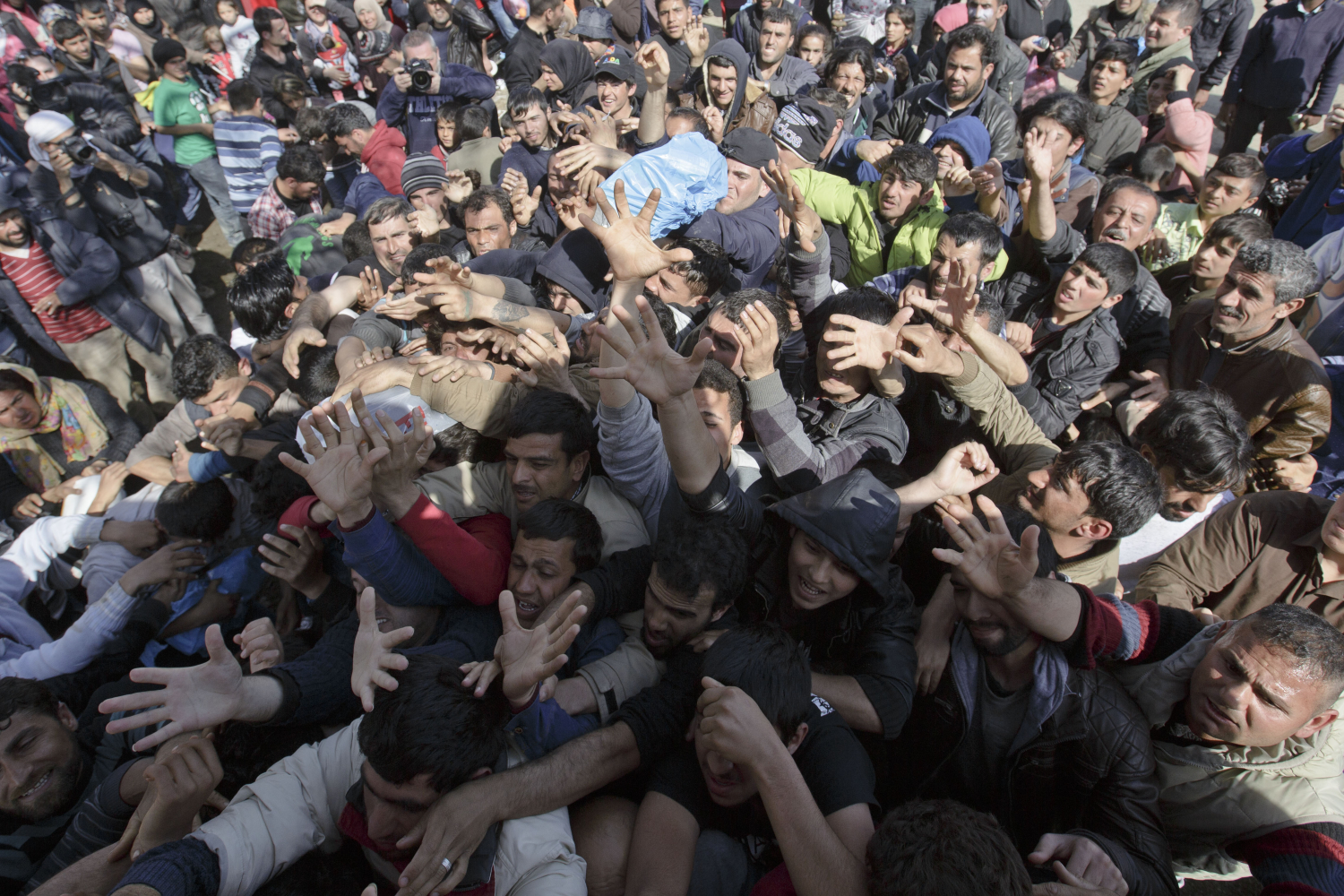 La UE acuerda con Turquía la devolución de refugiados desde el domingo