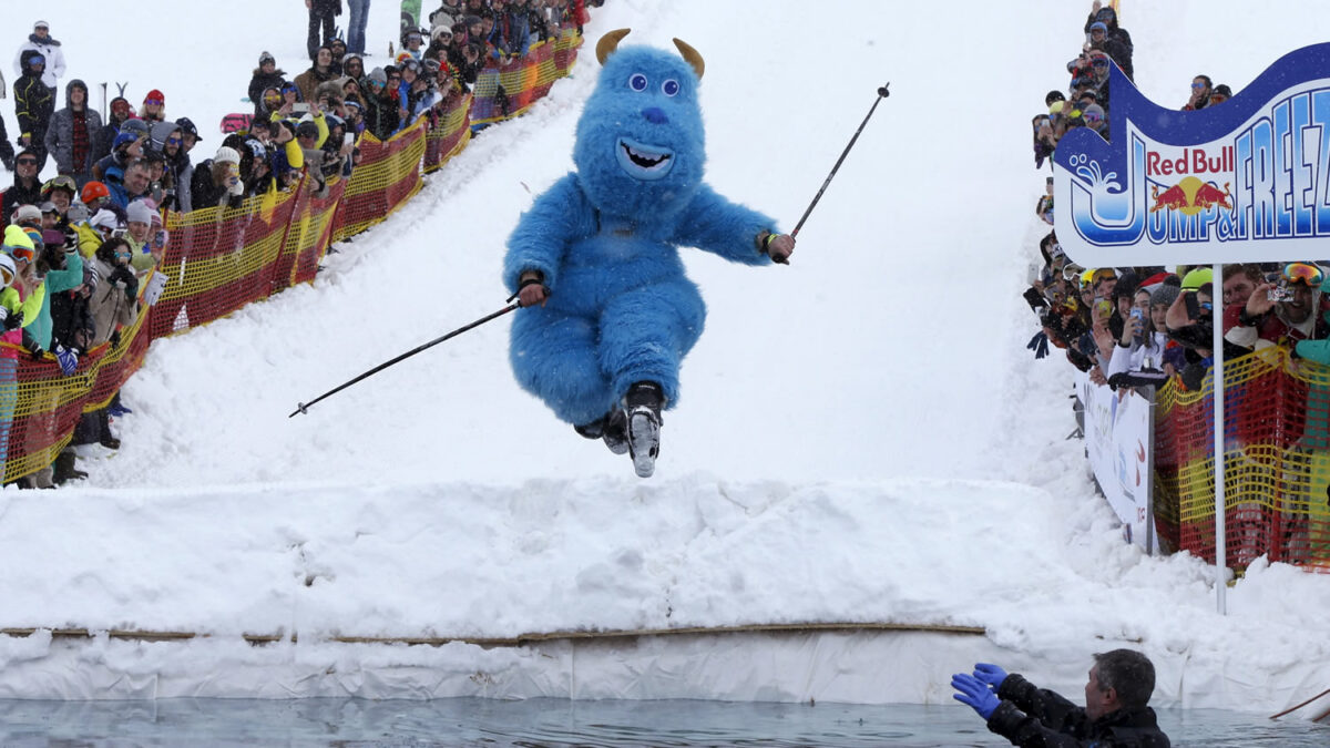 Disfraces y acrobacias en la Red Bull Jump and Freeze 2016