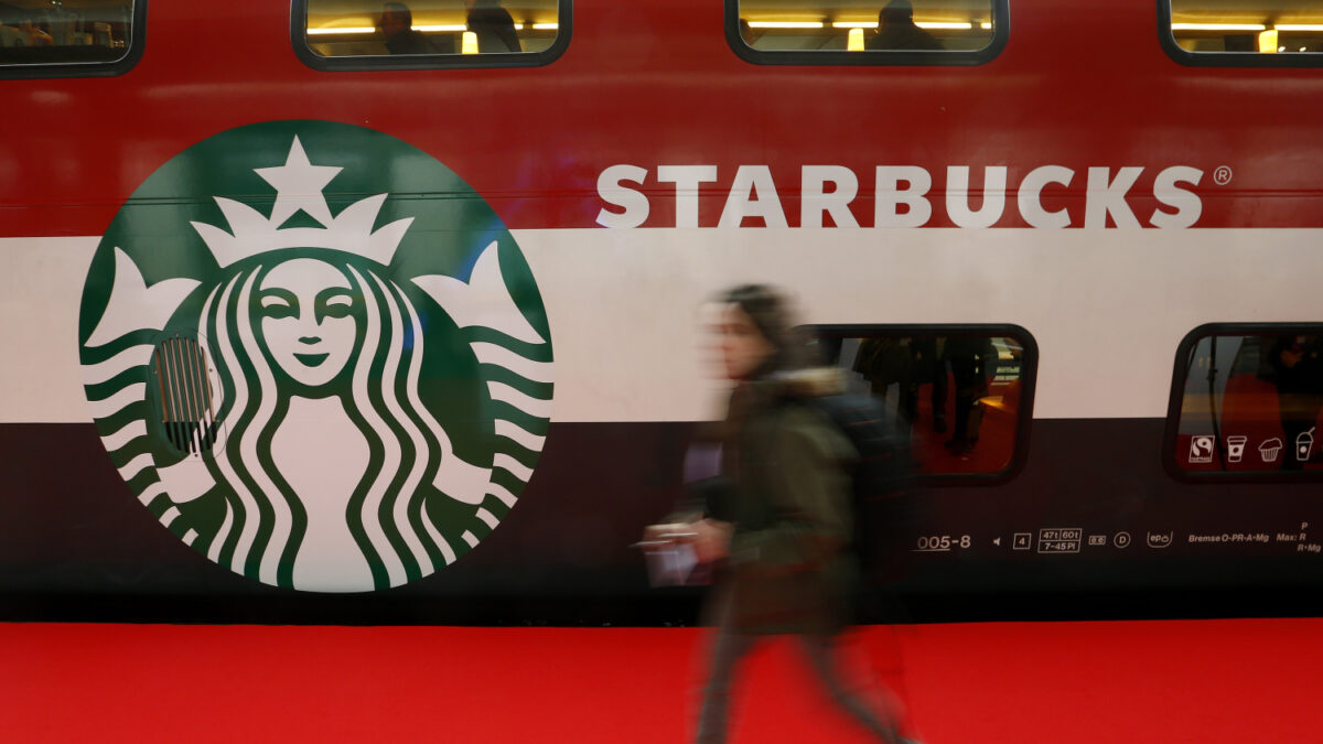 Starbucks salva su mayor obstáculo: abre su primera tienda en Italia