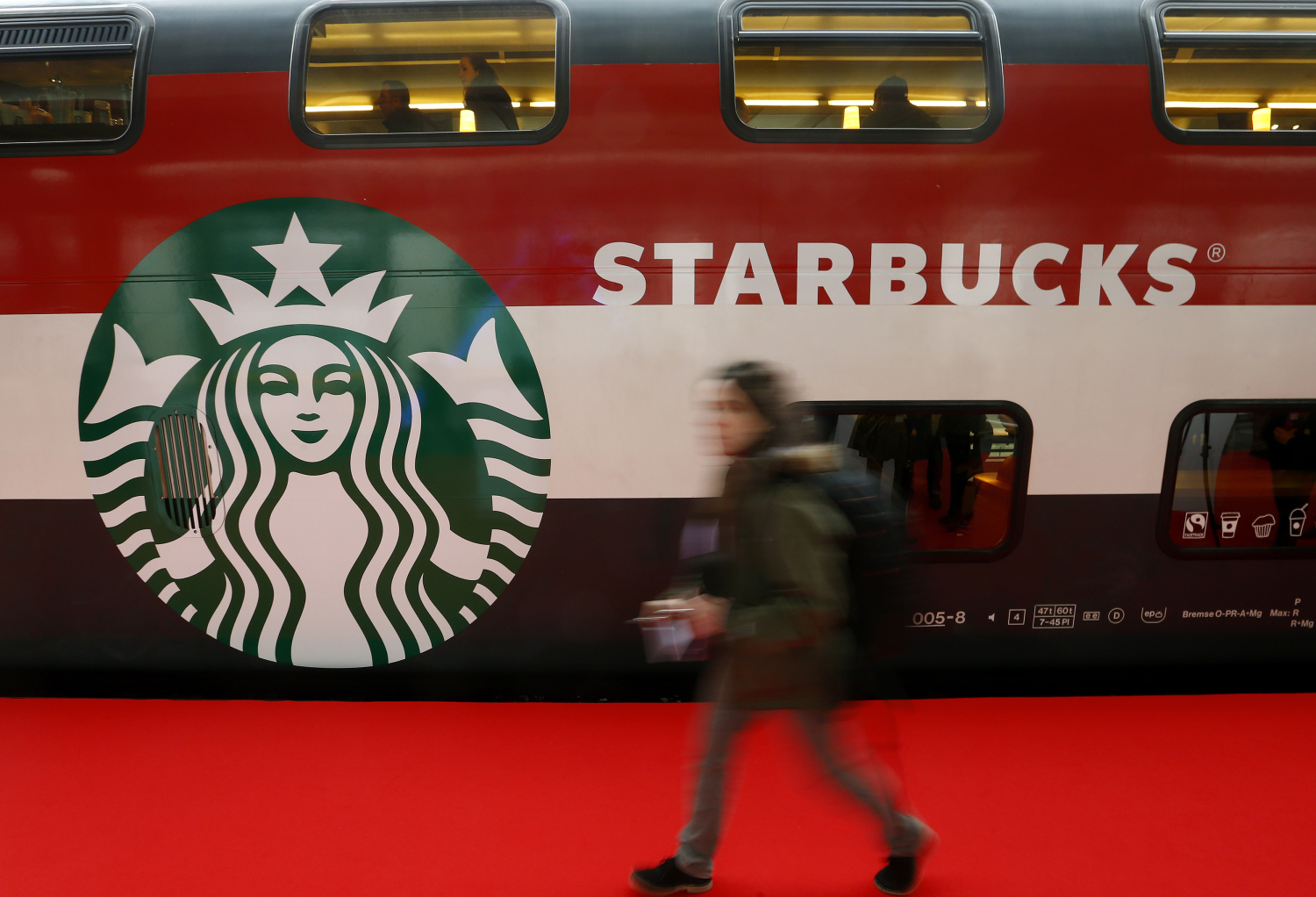 Starbucks salva su mayor obstáculo: abre su primera tienda en Italia