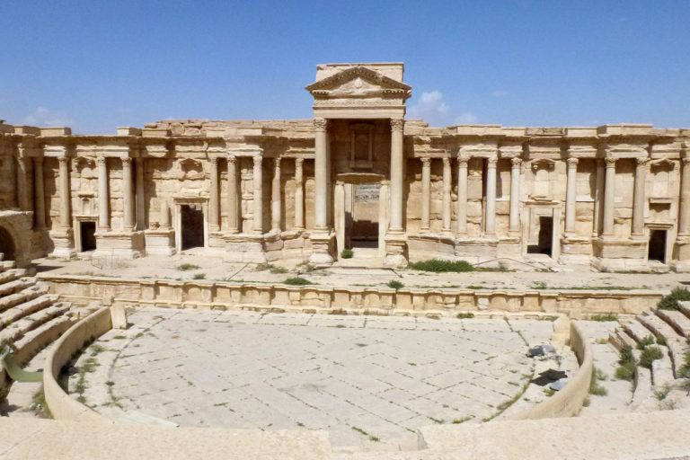 El teatro de la ciudad vieja de Palmira después de que las tropas de El Asad recuperaran el control de la ciudad. El escenario permanece en buenas condiciones. (AFP/Maher al Mounes)